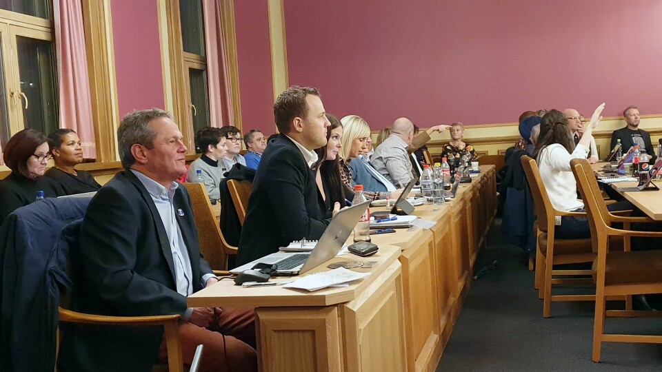 Frps Ulf Erik Knudsen (nærmest) ber ordfører Monica Myrvold Berg (Ap) om å utsette møter, befaringer og reiser som ikke er strengt nødvendige for å minimalisere risikoen for spredning av koronaviruset i Drammen.