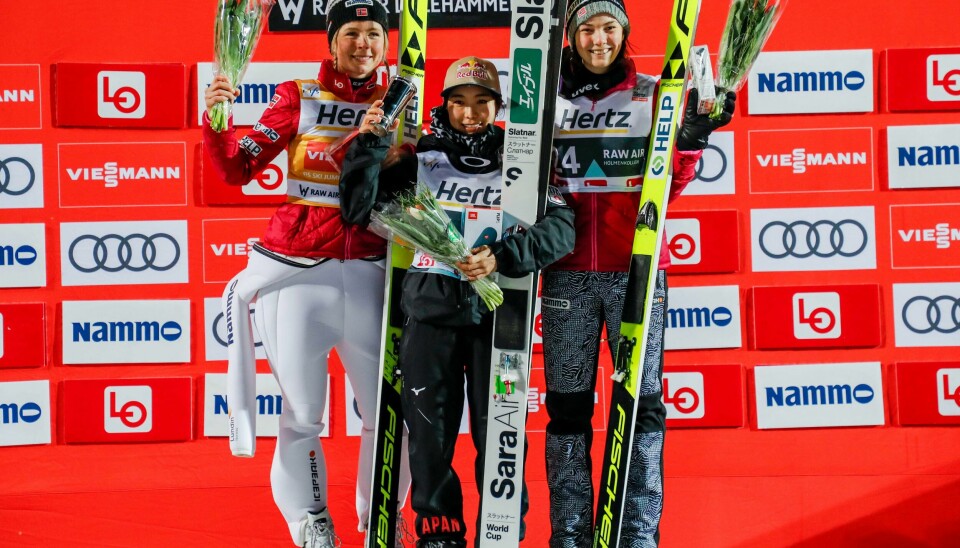 Maren Lundby fra Norge, Sara Takanashi fra Japan og Silje Opseth fra Norge på pallen etter under RAW AIR verdenscup i skihopp for kvinner i Lysgårdsbakken i Lillehammer.
