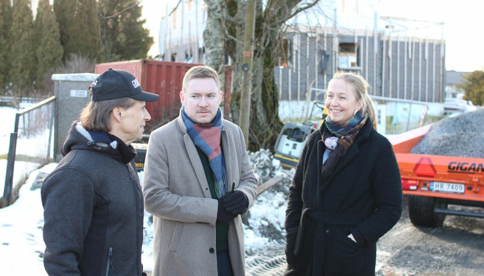 Stortingsrepresentant Jan Bøhler (Ap) og reprsentantene fra Furuset Vel, Rune Gjelberg og Hege Ajer Petterson, ser på bekymring at eneboliger på gamle Furuset kjøpes opp og bygges om til hybler.