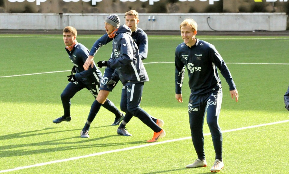 Viljar Vevatne (høyre) er Vikings nye kaptein. Her er stopperen i aksjon på torsdagens trening i Jåttåvågen. Det kan være siste gang på lang tid at spillerne til Viking har fellestrening. Fotballen i Norge er nå stanset til 15. april. Foto: Espen Iversen