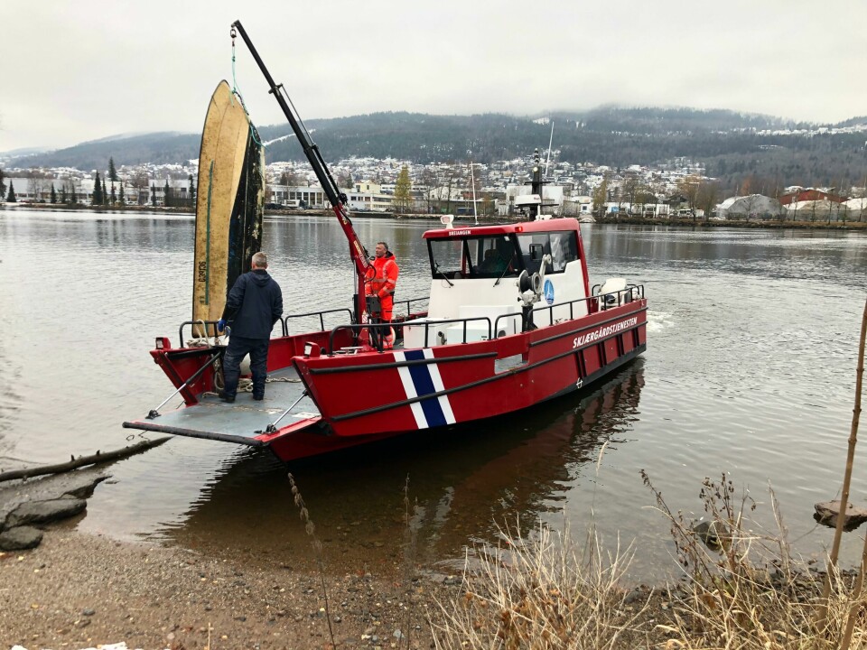 Dette er bare én av mange vrakbåter Skjærgårdstjenesten fikk plukket opp av Oslofjorden i fjor og sendt til gjenvinning, fordi eieren selv ikke hadde gjort jobben. Ved kranen ser vi Morten Grande. Han jobber i Skjærgårdstjenesten Breiangen, som har ansvaret for kommunene Hurum, Røyken, Lier, Drammen, Svelvik, Sande, Holmestrand, Re og Horten. Dette er bare én av mange vrakbåter Skjærgårdstjenesten fikk plukket opp av Oslofjorden i fjor og sendt til gjenvinning, fordi eieren selv ikke hadde gjort jobben. Ved kranen ser vi Morten Grande. Han jobber i Skjærgårdstjenesten Breiangen, som har ansvaret for kommunene Hurum, Røyken, Lier, Drammen, Svelvik, Sande, Holmestrand, Re og Horten.
