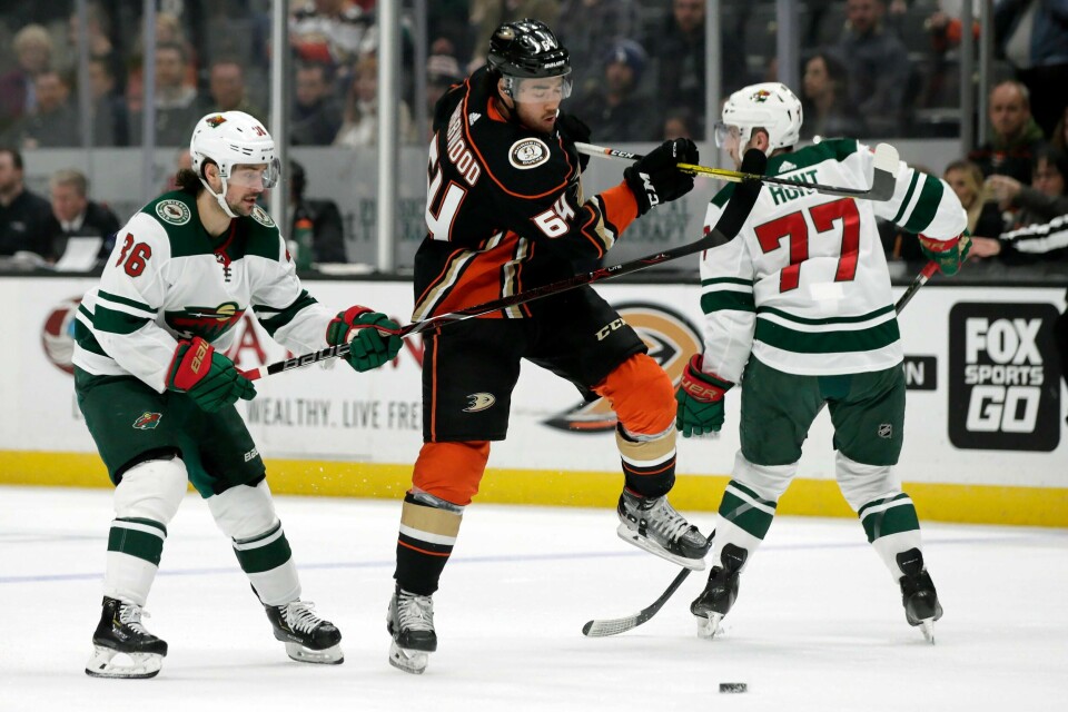 Anaheim Ducks' Kiefer Sherwood mellom Minnesota Wilds Mats Zuccarello (til venstre) og Brad Hunt. Foto: Alex Gallardo / AP / NTB scanpix