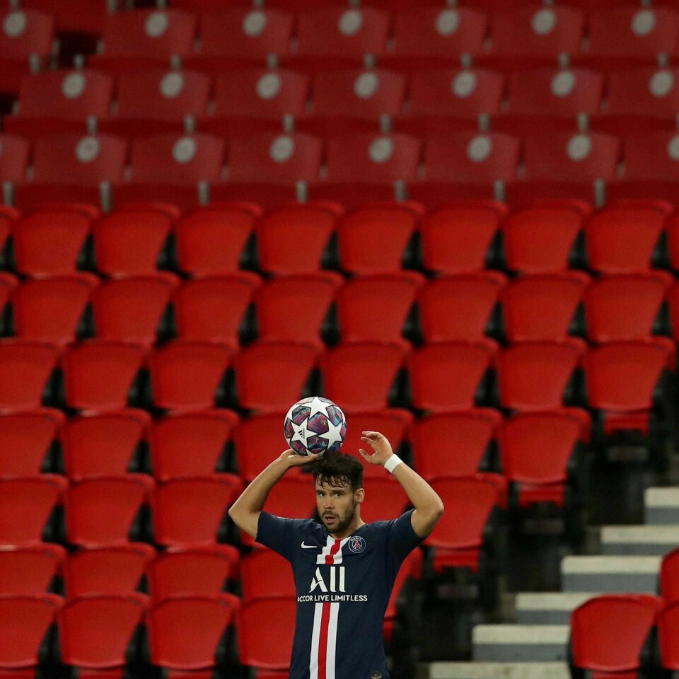 Fotball for tomme tribuner. Paris St. Germains Juan Bernat tar innkast i Champions League-kampen mot Borussia Dortmund tirsdag. Foto: Reuters/NTB scanpix