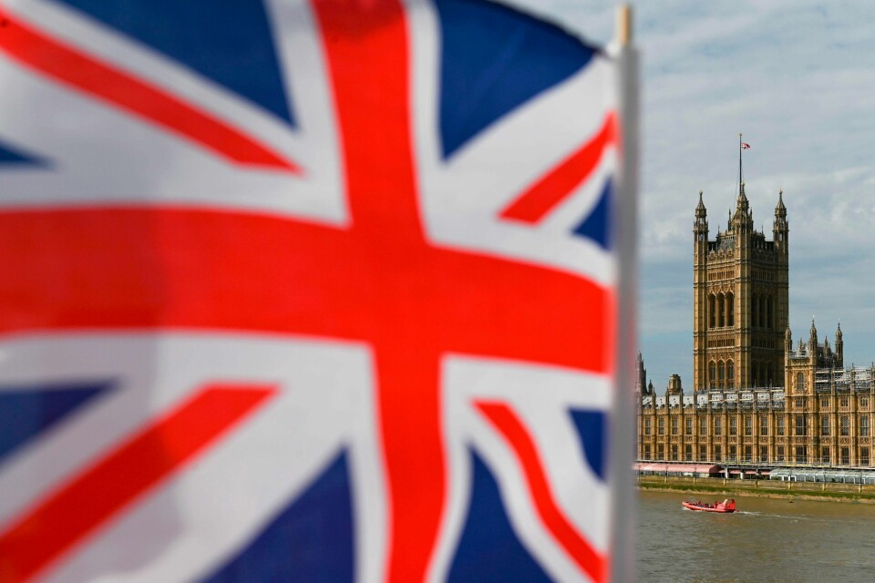 Storbritannias 'Union Jack'-flagg foran parlamentet i London. En spørreundersøkelse tar for seg britenes holdninger til landets imperie-fortid.