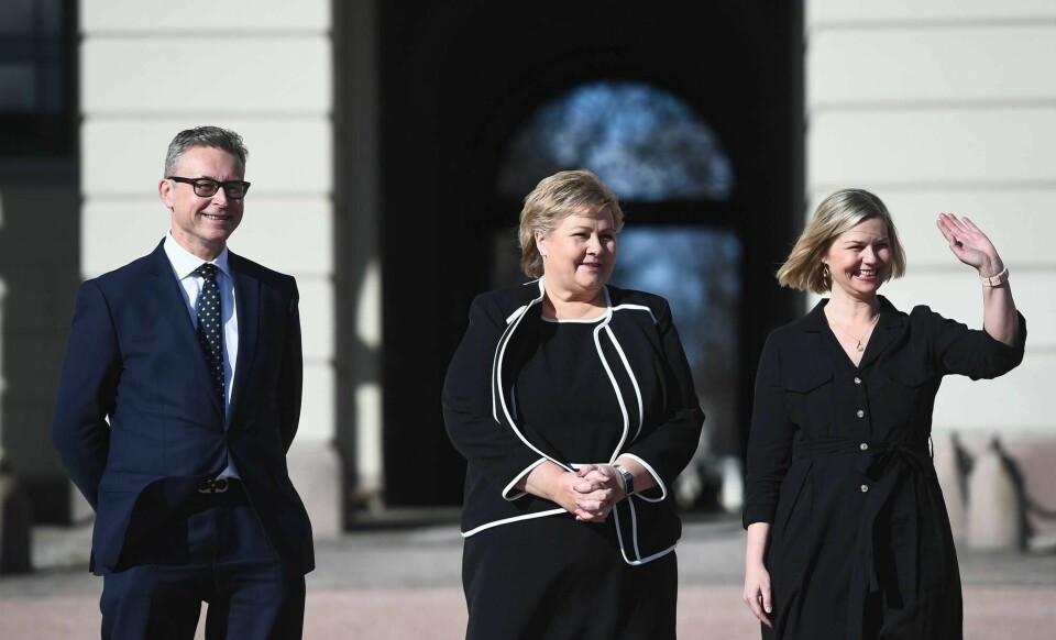 Guri Melby (V) blir ny kunnskaps- og integreringsminister og Odd Emil Ingebrigtsen (H) ny fiskeriminister. Her flankerer de statsminister Erna Solberg (H) på Slottsplassen etter statsråd fredag.