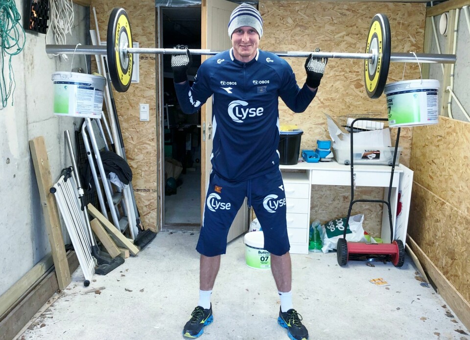 Iven Austbø har fått lagt opp eget styrkeområdet i huset hjemme og har noe utstyr han kan bruke. Foto: Privat Iven Austbø har fått lagt opp eget styrkeområdet i huset hjemme og har noe utstyr han kan bruke. Foto: Privat