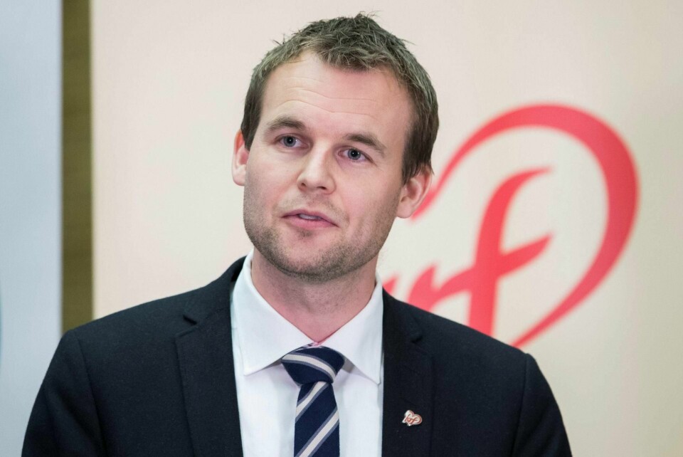 – I etterkant av at landets skoler og barnehager ble stengt er det tatt mange flotte initiativ for å hjelpe barn og familier i en vanskelig situasjon, sier barne- og familieminister Kjell Ingolf Ropstad (KrF). Han viser blant annet til Alarmtelefonen for barn og unge, samtaletilbudet Kors på halsen og Blåkors som har doblet bemanningen.