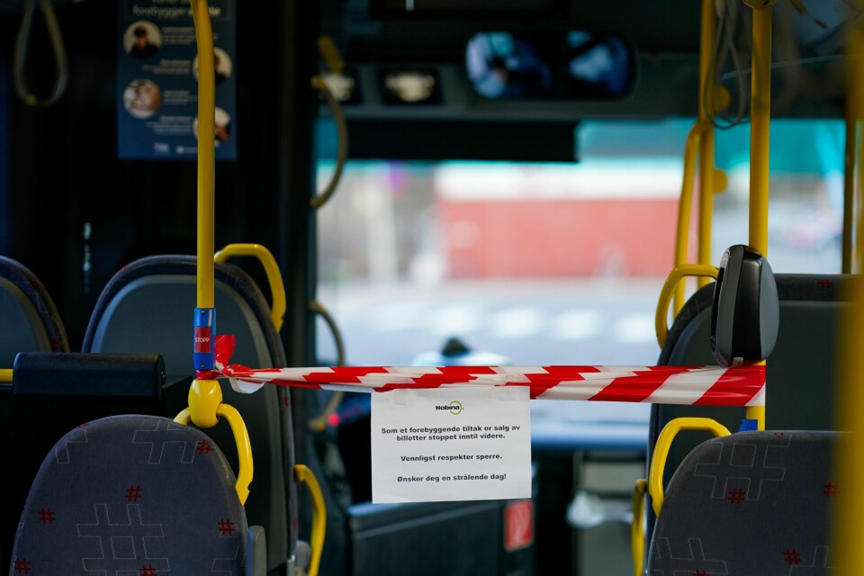 Oslo 20200317. Sperrebånd skiller sjåfør og passasjerer på en buss i Oslo. Det er innført ekstraordinære tiltak i kollektivtransporten på grunn av korona-pandemien.Foto: Cornelius Poppe / NTB scanpix