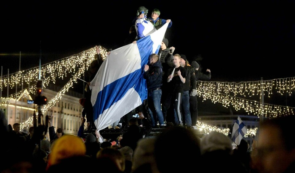 Finnene er verdens lykkeligste folk, ifølge kåring. Her feires at Finland er klare for EM-sluttspillet i fotball for menn for aller første gang. Men det er nå utsatt til neste år.
