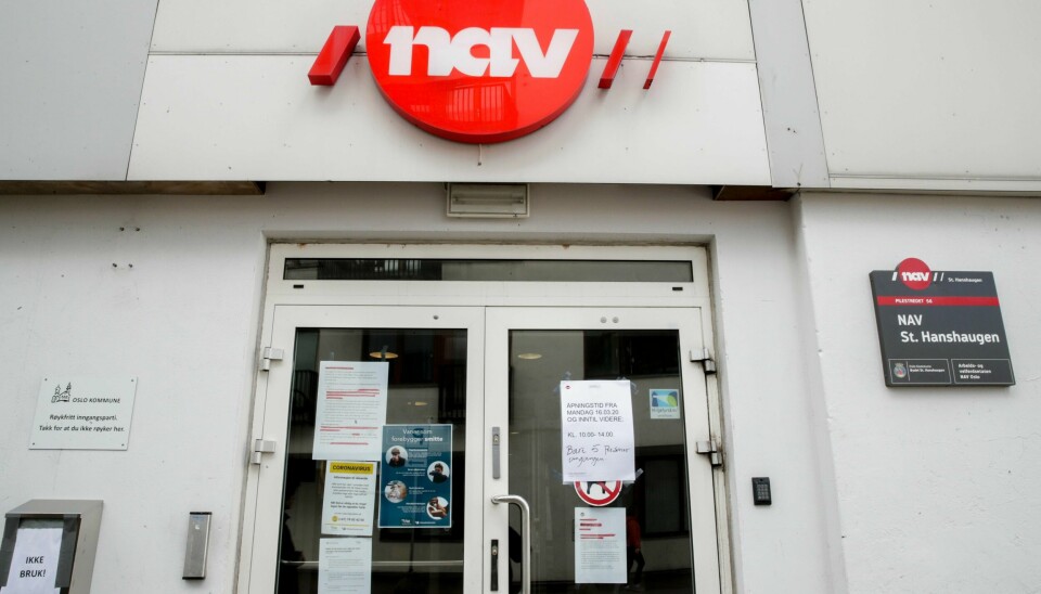 Nav-kontorer over hele landet opplever en voldsom pågang etter at regjeringen iverksatte drastiske tiltak for å stoppe smittespredningen av korona-viruset.