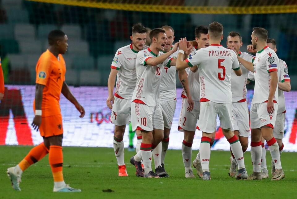 Det spilles fortsatt fotball i Hviterussland. Her representert ved landslaget i en kamp mot Nederland. Foto: NTB scanpix