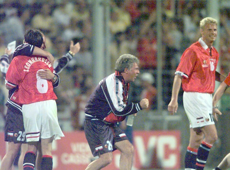 Drillo i midten etter Norges kamp mot Brasil i VM i 1998. Øyvind Leonhardsen (til venstre) og Jostein Flo. Arkivfoto: Bjørn Sigurdsøn / NTB scanpix.