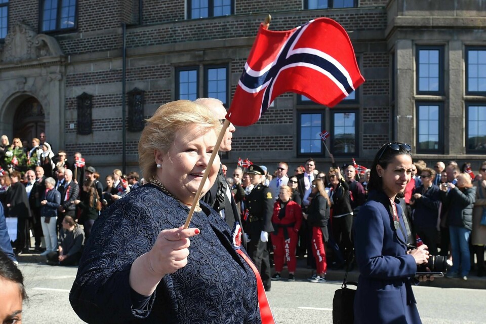 Statsminister Erna Solberg (H) ber folk forberede seg på at nasjonaldagen kanskje ikke kan feires slik vi er vant til. Her går hun i hovedprosesjonen i Bergen 17. mai 2018. Foto: Marit Hommedal / NTB scanpix