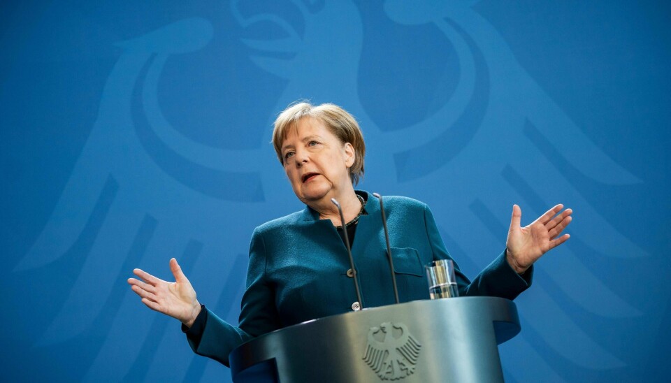 Angela Merkel på en pressekonferanse i Berlin søndag 22.mars. Nå er rikskansleren i karantene, etter å ha vært i kontakt med en lege som har påvist korona.