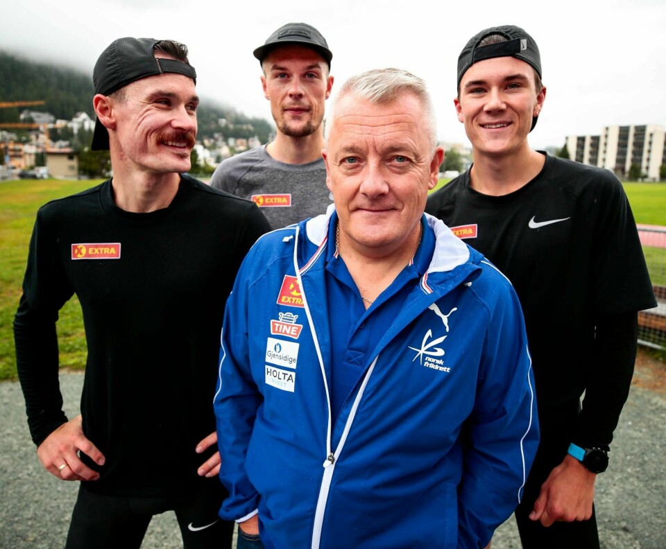 Henrik, Filip og Jakob Ingebrigtsen med pappa Gjert foran på treningsfeltet i St. Moritz i august. Foto: Lise Åserud / NTB scanpix.