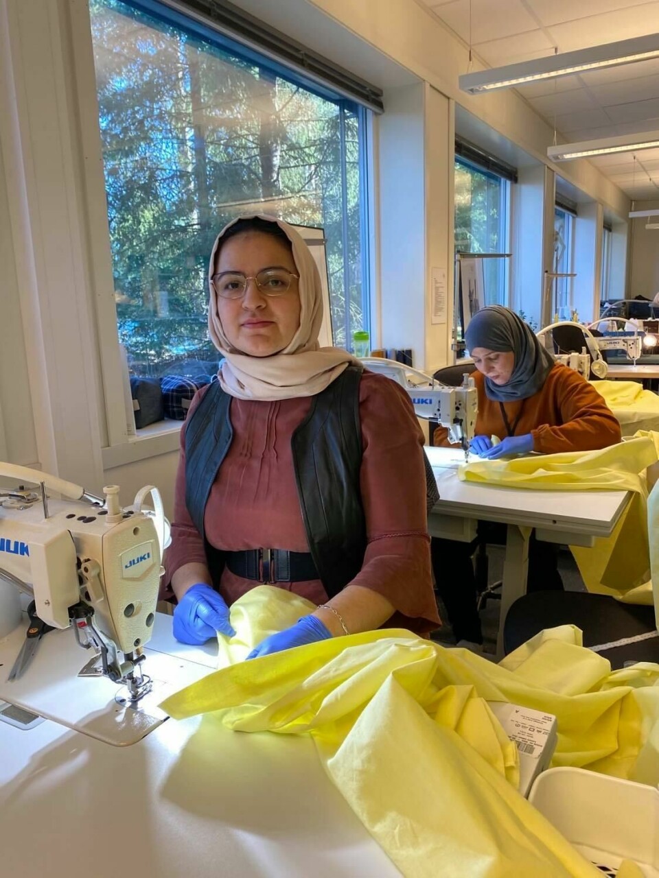 Fra permitteringsvarsel til superoppdrag: Sisters in Business syr smittevernutstyr ###
