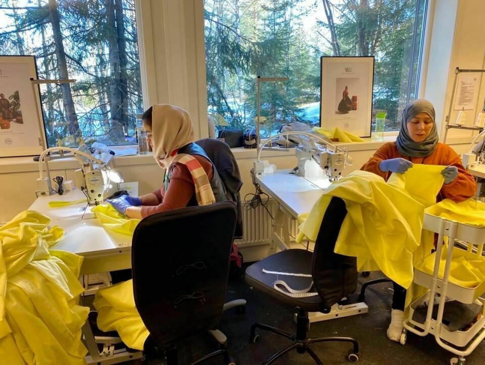Brått ble det trøkk på systua til Sisters in Business når de fikk oppdrag om å levere smittevernfrakker til et sykehjem på Ringerike.