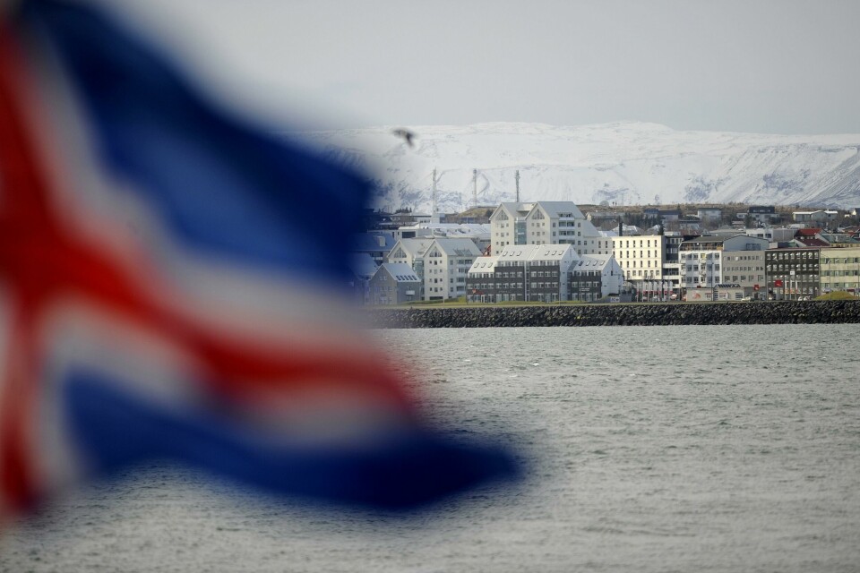 På Island jobber nå myndighetene og et privat selskap med å teste alle islendinger for koronaviruset, også de uten symptomer og utenfor risikogruppa. Tallene kan gi oss viktig informasjon om hvordan viruset sprer seg og oppfører seg i befolkningen. The shoreline of Reykjavik is pictured early in the morning on April 23, 2009. AFP PHOTO OLIVIER MORIN.