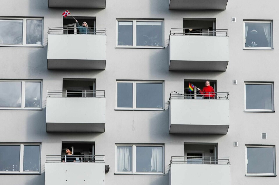 Beboere i Fossheim borettslag viser samhold og dugnadsånd og gikk ut på balkongene i forrige uke. Foto: Ole Berg-Rusten/NTB scanpix