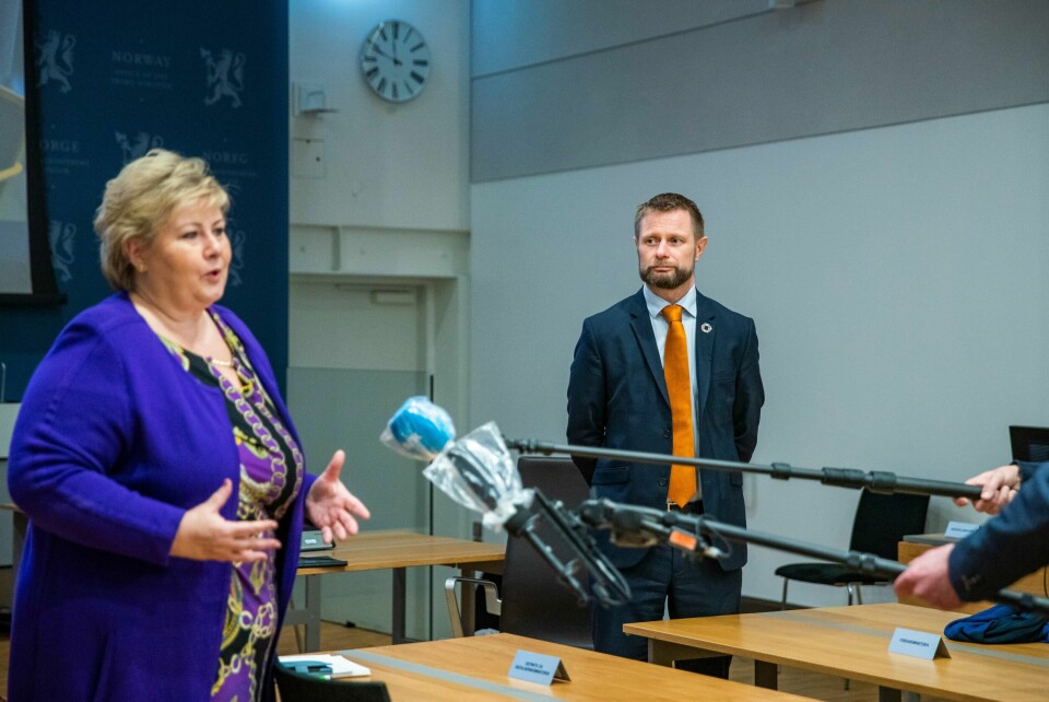 Statsminister Erna Solberg (H) og helse- og omsorgsminister Bent Høie (H) snakker med pressen etter et videomøte med kommunene Bærum, Hemsedal, Sunnfjord og Tromsø onsdag. Tema for møtet er hvordan kommunene håndterer korona-situasjonen, hvilke erfaringer og utfordringer de har og hvordan de jobber med smittevern.