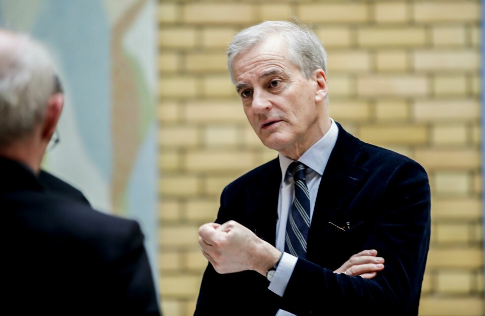 Oslo 20200324. Leder i Arbeiderpartiet (Ap) Jonas Gahr Støre snakker med journalister med en meters avstand etter møtet om koronaloven Covid-19 i Stortinget tirsdag.Foto: Vidar Ruud / NTB scanpix Oslo 20200324. Leder i Arbeiderpartiet (Ap) Jonas Gahr Støre snakker med journalister med en meters avstand etter møtet om koronaloven Covid-19 i Stortinget tirsdag.Foto: Vidar Ruud / NTB scanpix