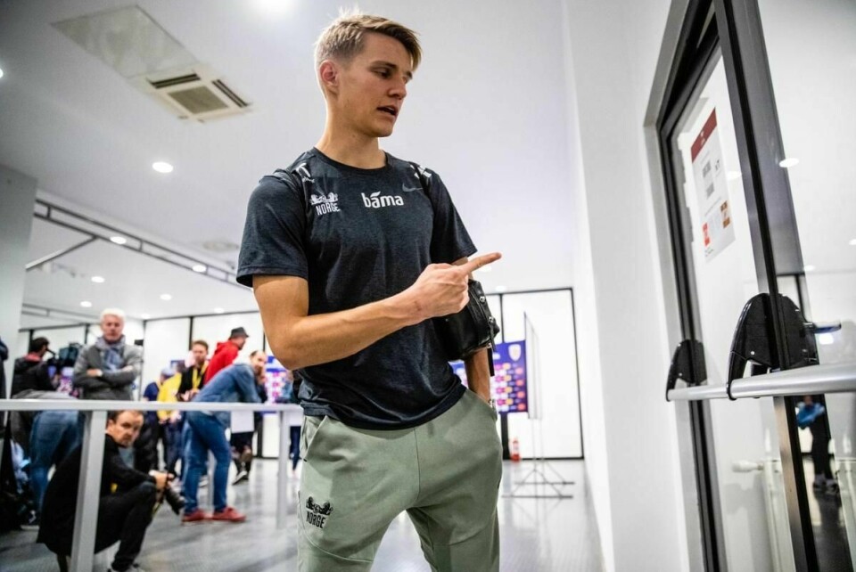 Martin Ødegaard holder seg inntil videre i Spania. Her med landslaget i fjor høst.