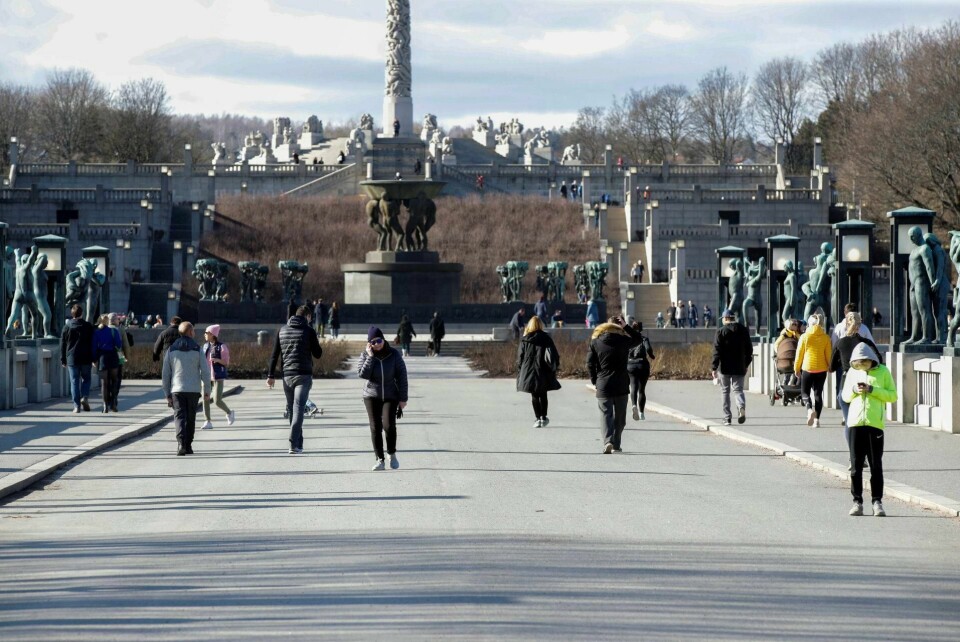 Sist helg var det mange som gikk tur i Frognerparken. Midt i uka bør imidlertid flere bruke kreativiteten og produsere, skape verdier, selge og kjøpe, mener kronikkforfatterne. Foto: Vidar Ruud/NTB scanpix