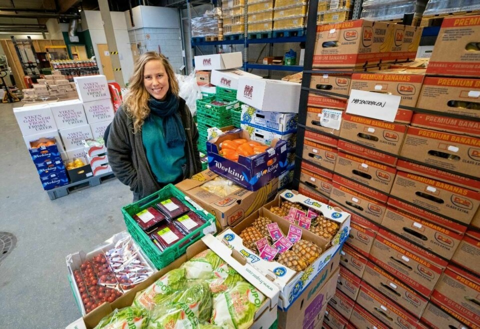 Marte Lønvik Bjørnsund er daglig leder for Matsentralen i Trondheim, som fordeler mat til ulike organisasjoner. De deler igjen ut til dem som trenger det. – Det er definitivt flere som ber om hjelp, sier hun, og opplyser at hun er på jakt etter flere samarbeidspartnere som kan nå nye grupper som trenger mathjelp. Foto: Gorm Kallestad / NTB scanpix