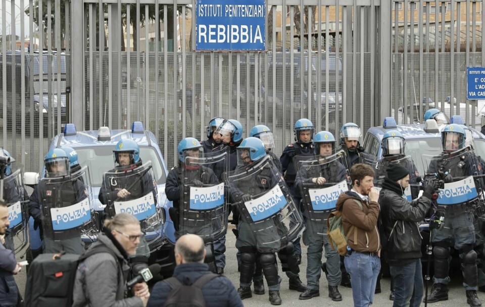 Politiet måtte gripe inn da det oppsto opptøyer ved flere italienske fengsler tidligere denne måneden på grunn av koronatiltak. Her utenfor Rebibbia-fengslet i Roma, der mulla Krekar nå sitter.