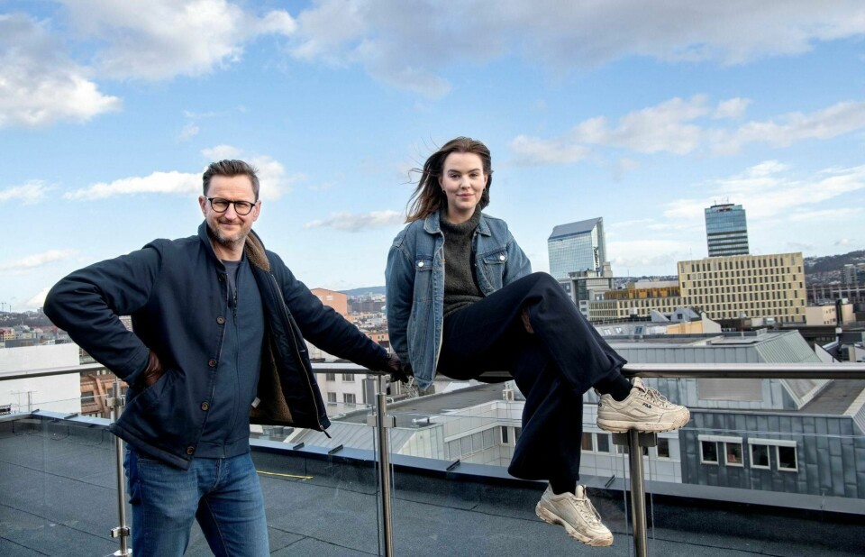 – Vi lever veldig forskjellige liv, sier Lars West Johnsen og Selma Moren, Dagsavisen-kommentatorene som vil dele fra generasjonskløften i den nye podcasten «Selma og Lars». Foto: Mimsy Møller