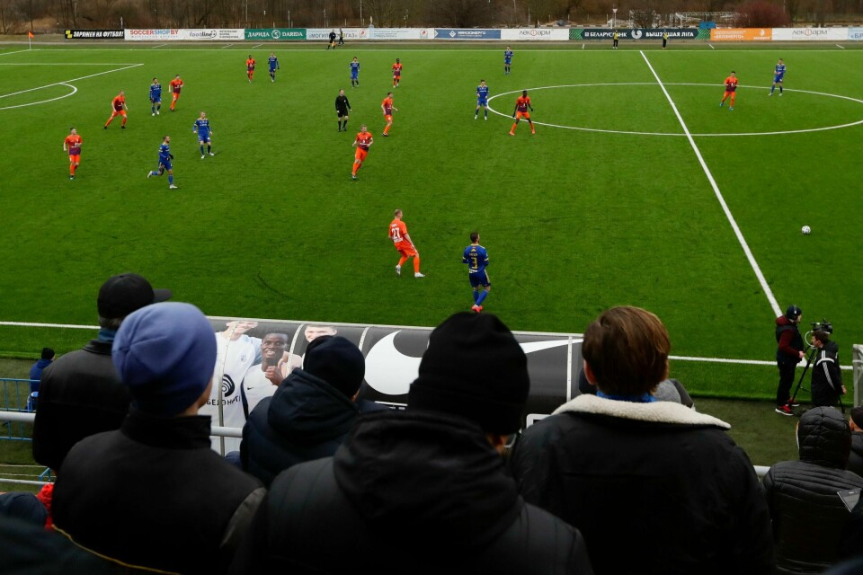 I Hviterussland ruller fotballen for fullt i landets eliteserie. Bildet er fra kampen mellom Energetik-BGU og BATE Borisov sist uke. Foto: Sergej Grits / AP / NTB scanpix