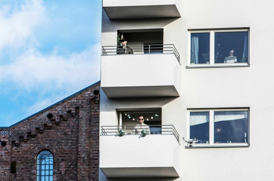 Beboere i Fossheim Borettslag ville vise samhold og dugnadsånd og gikk ut på balkongene. De fleste holder seg inne i leiligheten nesten hele dagen under den nasjonale dugnaden for å bekjempe koronaviruset. Foto: Ole Berg-Rusten/NTB scanpix