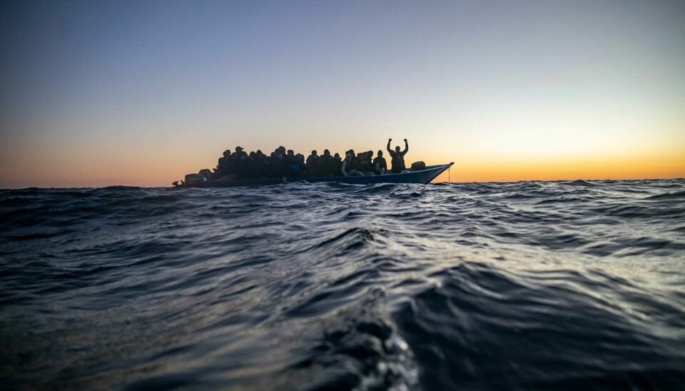 Migranter og flyktninger fra ulike afrikanske land sitter i en overfylt båt, og venter på hjelp av redningsmannskaper fra den spanske hjelpeorganisasjonen Open Arms. Bildet er tatt i februar 2021. Migranter og flyktninger fra ulike afrikanske land sitter i en overfylt båt, og venter på hjelp av redningsmannskaper fra den spanske hjelpeorganisasjonen Open Arms. Bildet er tatt i februar 2021.