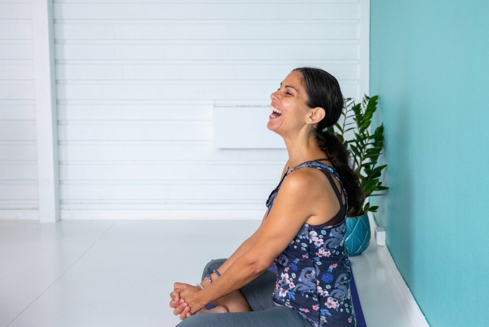 Yasmin Nashat Baggerød har vært yogalærer i ni år. Nå utvider hun tilbudet sitt med hypopressiv trening. Yasmin Nashat Baggerød, i skredderstilling, yoga