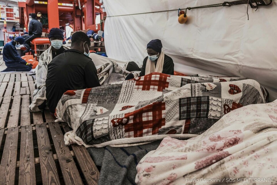 Det norskeide redningsskipet Ocean Viking plukket den 30. april i år opp 236 flyktninger og migranter i havsnød utenfor Sicilia. Trafikken på den sentrale Middelhavsruta har gått kraftig opp i forhold til i fjor og forfjor. In this photo taken Friday, April 30, 2021 migrants rest aboard of the Ocean Viking during its navigation in the Mediterranean Sea. SOS Mediterranee said Saturday May 1, 2021 the Ocean Viking was sailing toward a Sicilian port with 236 migrants who were rescued days earlier in the Mediterranean from human traffickers' boats, while separately, Italy's coast guard and border police vessels brought 532 migrants rescued during the night to a tiny Italian island. (Flavio Gasperini/SOS Mediterranee via AP)