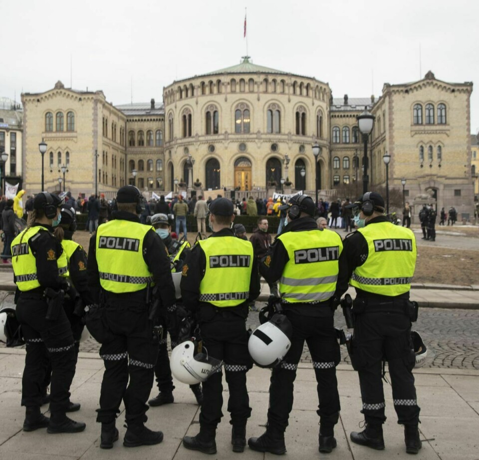 En rekke personer holdt appeller fra en liten scene foran Stortinget. En rekke personer holdt appeller fra en liten scene foran Stortinget.
