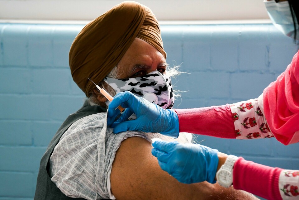Dr. Kuldip Sule vaksinerer en mann med koronavirusvaksinen til AstraZeneca på sikhtempelet Guru Nanak Gurdwara i Luton i England 21. mars. Britiske helsemyndigheter understreker fredag at de mener det er en svært liten risiko for blodpropp forbundet med vaksinen. Illustrasjonsfoto: Alberto Pezzali / AP / NTB Dr. Kuldip Sule vaksinerer en mann med koronavirusvaksinen til AstraZeneca på sikhtempelet Guru Nanak Gurdwara i Luton i England 21. mars. Britiske helsemyndigheter understreker fredag at de mener det er en svært liten risiko for blodpropp forbundet med vaksinen. Illustrasjonsfoto: Alberto Pezzali / AP / NTB
