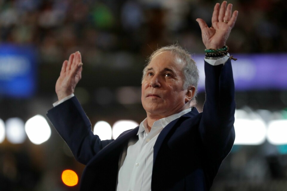 Paul Simon som opptrer på et arrangement for Demokratene i USA Paul Simon som opptrer på et arrangement for Demokratene i USA
