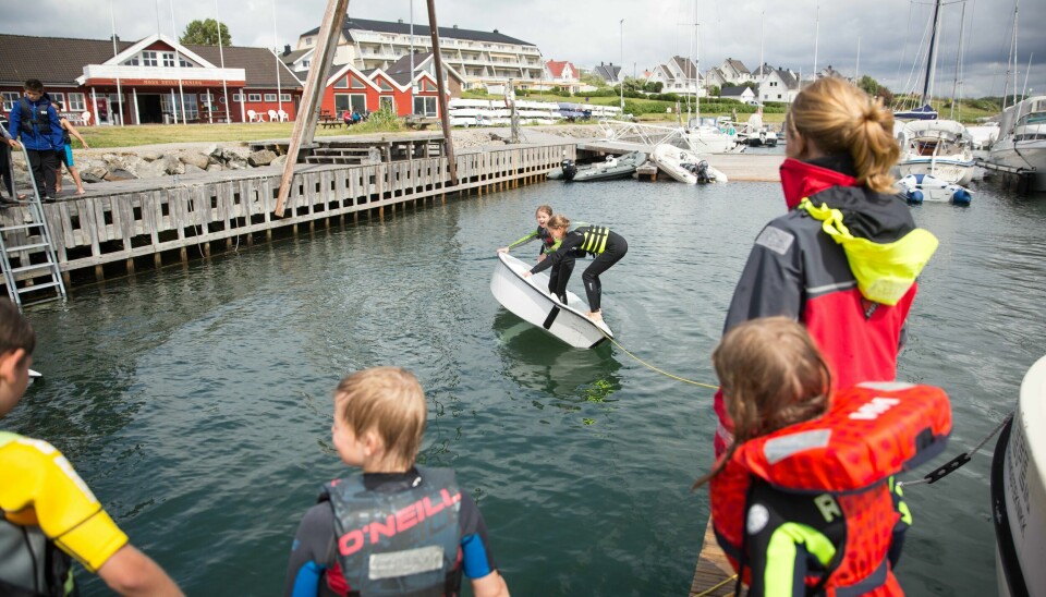 Kommunene står fritt til å dele midlene med idrettslag, kulturskoler, leirskoler eller foreninger. Her fra et tidligere sommerskoletilbud i regi Moss Seilforening. Moss Seilforening, sommerskole. (2016)
