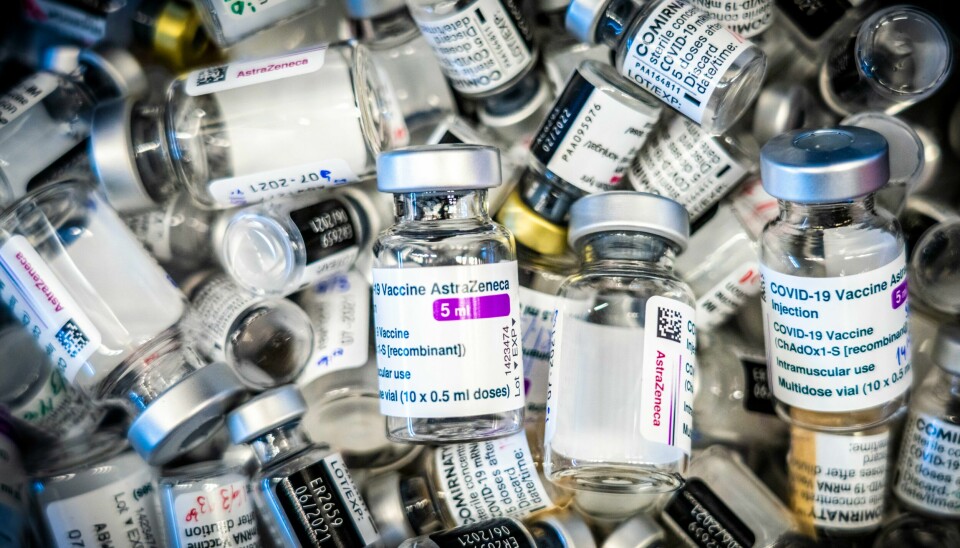 Tomme vaksineglass. Når nye vaksiner skal settes, mener et regjeringsutvalg at det bør være med en betydelig såkalt skjevfordeling. Det siste døgnet er det registrert 691 koronasmittede i Norge. Det er 180 færre enn dagen før.Foto: Ole Berg-Rusten / NTB