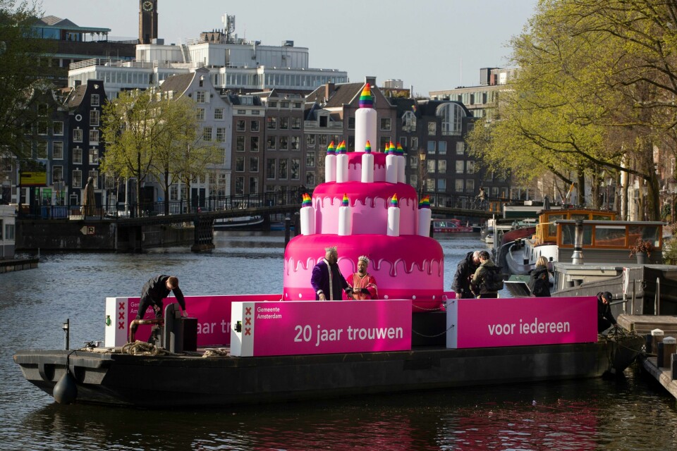 «20 år med ekteskap for alle» står det på denne båten som seilte gjennom Amsterdams kanaler torsdag. «20 år med ekteskap for alle» står det på denne båten som seilte gjennom Amsterdams kanaler torsdag. Foto: Peter Dejong / AP / NTB