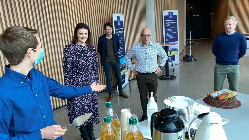 Jusstudent og stortingspolitiker Aleksander Stokkebø (H), avdelingsleder Lana Bubalo, dekan Ola Kvaløy, professor Benn Folkvord og Jan Erik Søndeland (V) feiret med kake etter at gradsforskriften ble endret. Nå må UiS vente med kakene etter at bremsene er satt på for jussutdanningen. Jusstudent og politiker Aleksander Stokkebø (H), avdelingsleder Lana Bubalo, dekan Ola Kvaløy, professor Benn Folkvord og Jan Erik Søndeland (V) feiret med kake etter at UiS snart kan tilby master i rettsvitenskap.