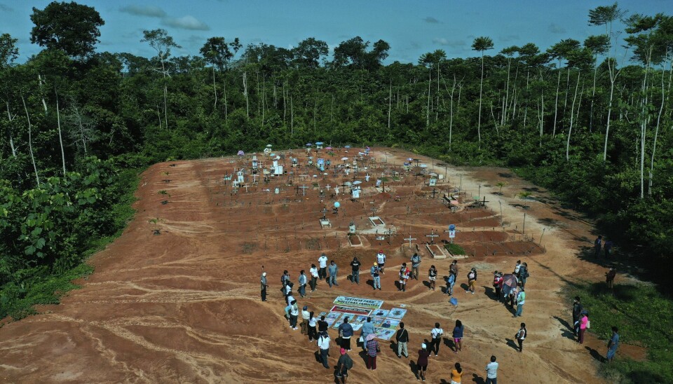 Pårørende av Covid-ofre samlet ved den provisoriske gravplassen i Iquitos, Peru. Pårørende av Covid-ofre samlet ved den provisoriske gravplassen i Iquitos, Peru.