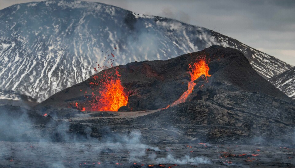 Lavaen fortsetter å strømme ut fra Fagradalsfjall etter utbruddet som startet for nesten tre uker siden. Foto: Marco Di Marco / AP / NTB Lava strømmer ut av den nye vulkanen på halvøya Reykjanes på Island. Mandag åpnet en ny sprekk seg ikke langt fra den første. Foto: Marco Di Marco / AP / NTB