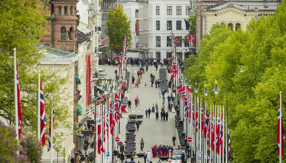 Mennesker på Karl Johans gate under 17. mai-feiringen i Oslo i fjor. Foto: Fredrik Varfjell/NTB 17. mai-feiring i Oslo i 2020