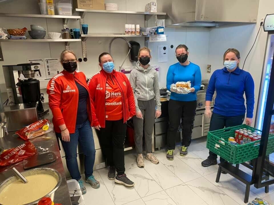 De lokale Joker og Spar-butikkene stilte opp med vaffelrøre mens idrettslaget Vansjø/Svinndal stekte vafler for nødetatene og de øvrige som bidro. De lokale Joker og Spar-butikkene stilte opp med vaffelrøre mens idrettslaget Vansjø/Svinndal stekte vafler for nødetatene og de øvrige som bidro.
