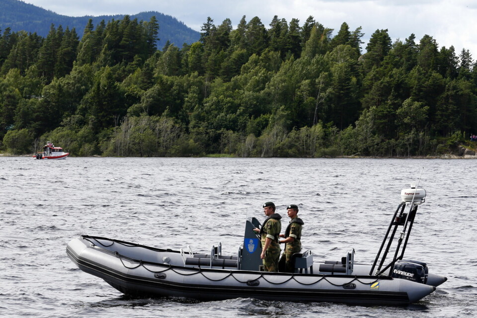 Kamzy Gunaratnam var av de som svømte vekk fra Utøya, og ble plukket opp av en båt. Her patruljerer Forsvaret med båt rundt Utøya i forbindelse med en senere minnemarkering. Utøya.