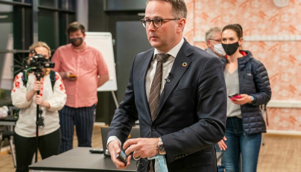 Riksmekler Mats Wilhelm Ruland møtte pressen lørdag med oppdatering om meklingen i tarifforhandlingene mellom LO/YS og NHO. Foto: Heiko Junge / NTB