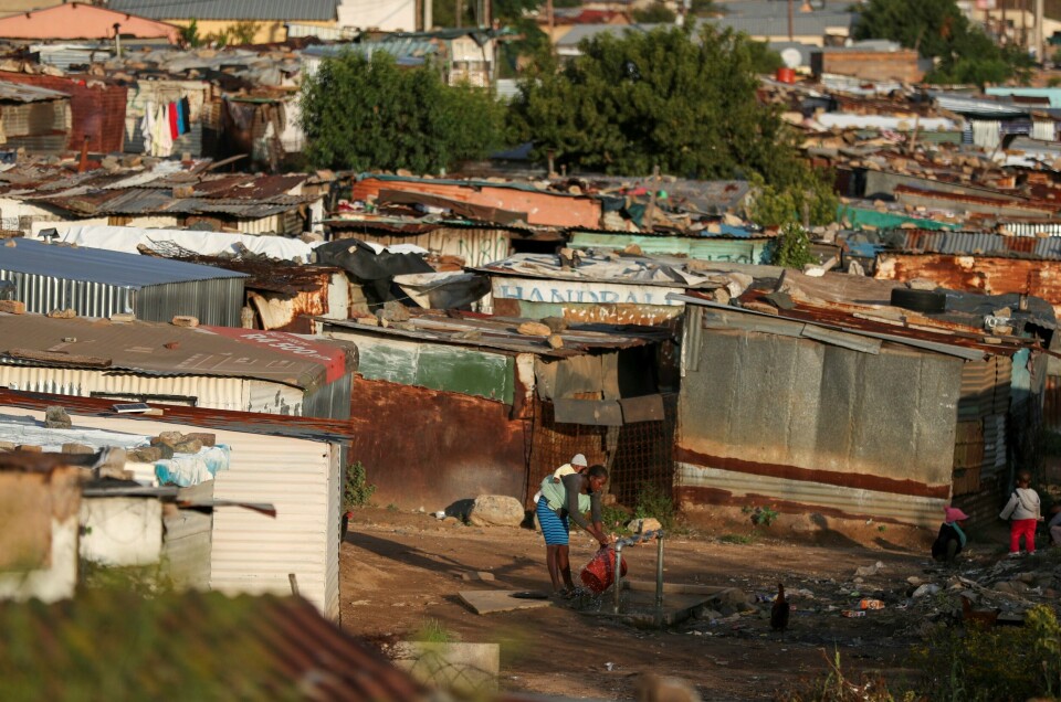 En kvinne henter vann ved en uformell bosetning i Soweto, Sør-Afrika. Å sikre vann har vært viktig for flere av Norsk Folkehjelps partnerorganisasjoner i møte med koronapandemien. En kvinne henter vann ved en uformell bosetning i Soweto, Sør-Afrika. Å sikre vann har vært viktig for flere av Norsk Folkehjelps partnerorganisasjoner i møte med koronapandemien.