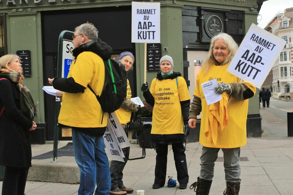 Elisabeth Thoresen (til høyre) under en demonstrasjon i Oslo i 2019, der demonstrantene utga seg for å være tiggere, for å illustrere konsekvensene av AAP-kuttene. Elisabeth Thoresen (til høyre) under en demonstrasjon i Oslo i 2019, der demonstrantene utga seg for å være tiggere, for å vise konsekvensene av AAP-kuttene.